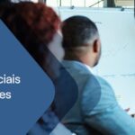 Mulher apresentando gráficos em reunião corporativa sobre seguros empresariais.