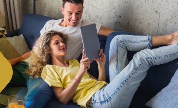 Casal relaxando em casa, representando proteção com Seguro Residencial.